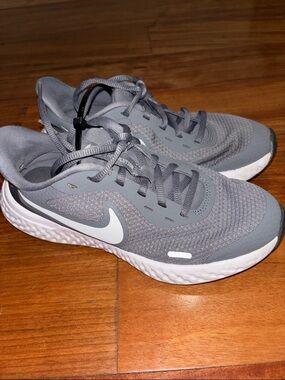 Nike Youth Gray and White athletic Running Sneakers size 3.5Y